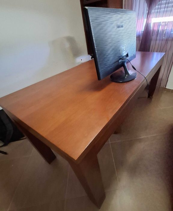 Mesa em madeira maciça