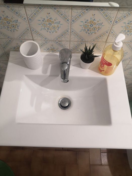 Lavatório com torneira e vidro