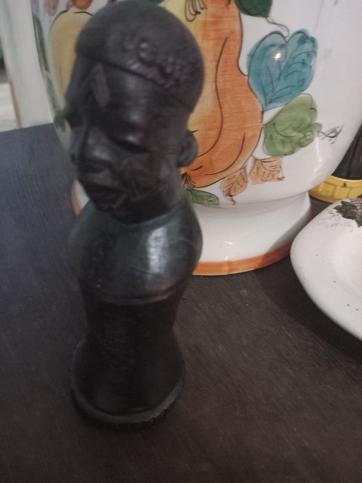 Duas peças africanas esculpidas à  mão  , originárias de Moçambique