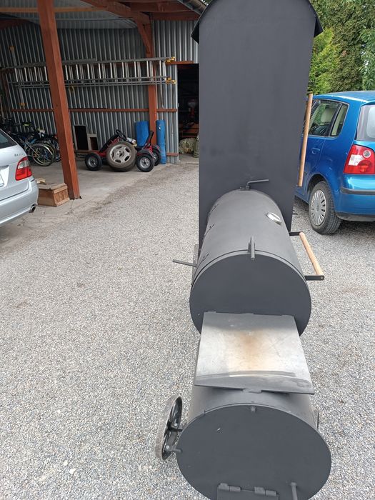 Grill z wedzarnią