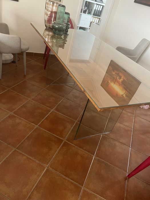 Mesa de jantar com pes de vidro