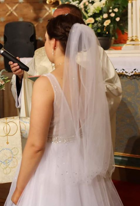 Suknia ślubna ze srebrnym paskiem