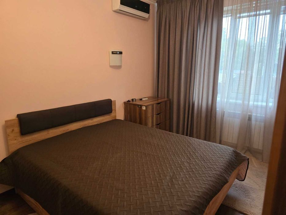 Здаю в крайовничомму місці  пів будинку Метро Славутич, Київ