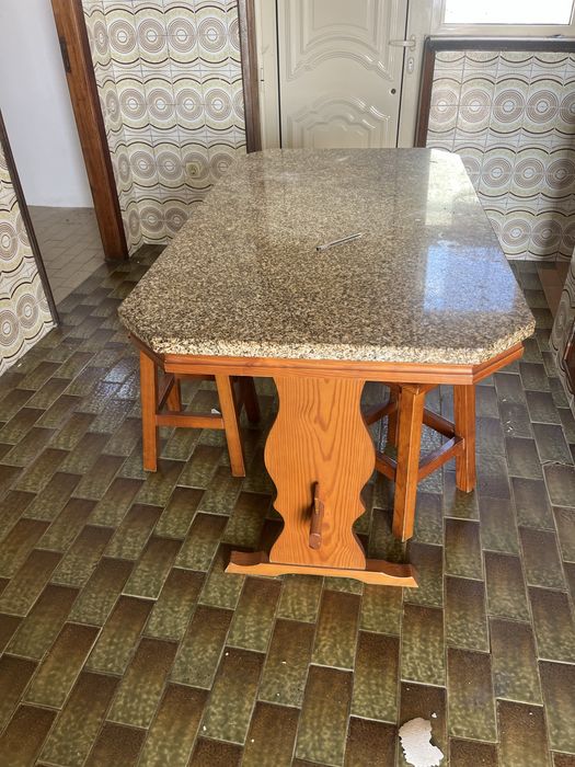 Mesa de cadeira com pedra