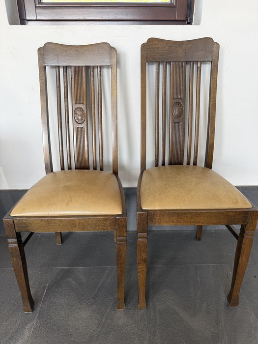 2 krzesła dębowe z obiciem skórzanym w stylu secesyjnym