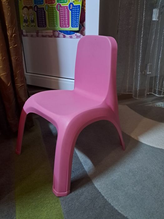 Стол пластиковый и стул