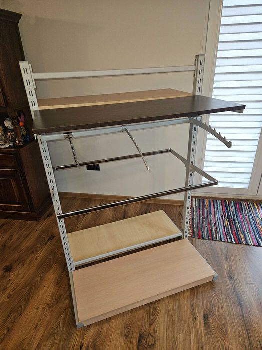 Regały do sklepu odzieżowego