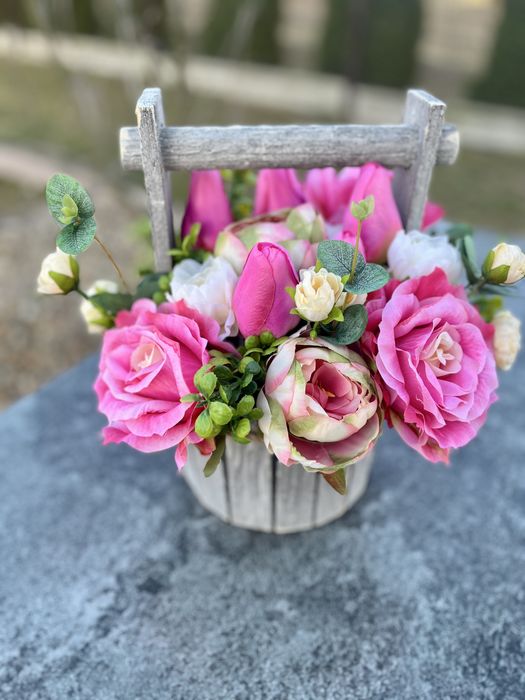 Kompozycja kwiatowa tulipany drewniana studzienka stroik na cmentarz