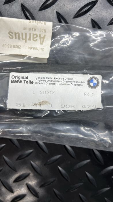 BMW e30 plástico vertical Pilar B 51411906474