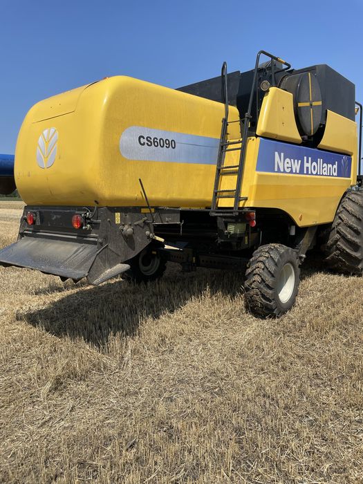 Комбаин NEW HOLLAND CS6090.( зерновая жатка)
