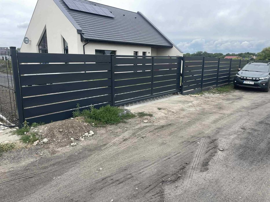 Nowoczesne Ogrodzenie Palisadowe z Montażem i Bramą
