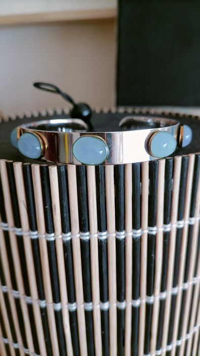 Pulseira em aço prateado e pedras azuis.
