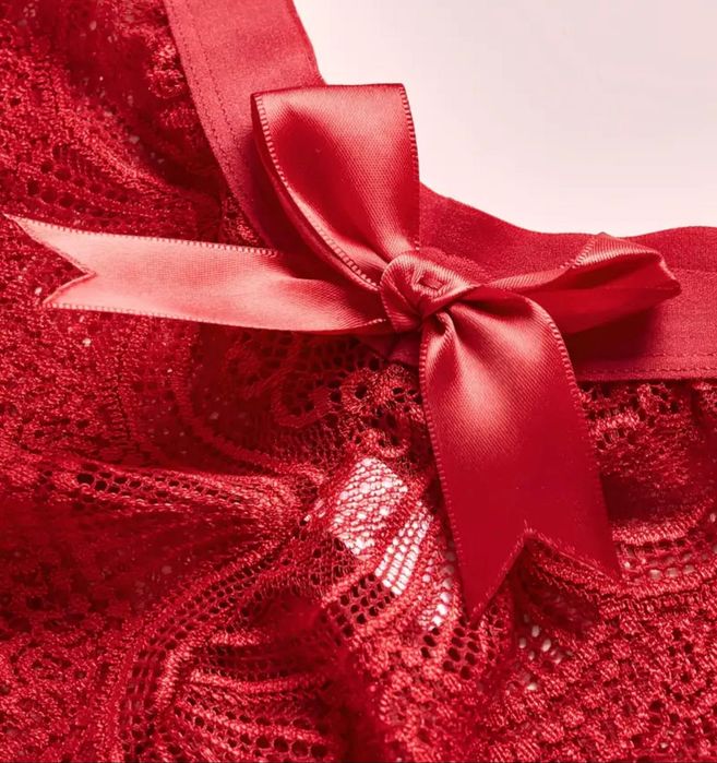 Трусики чорні та червоні (на бедра 117-123 см)