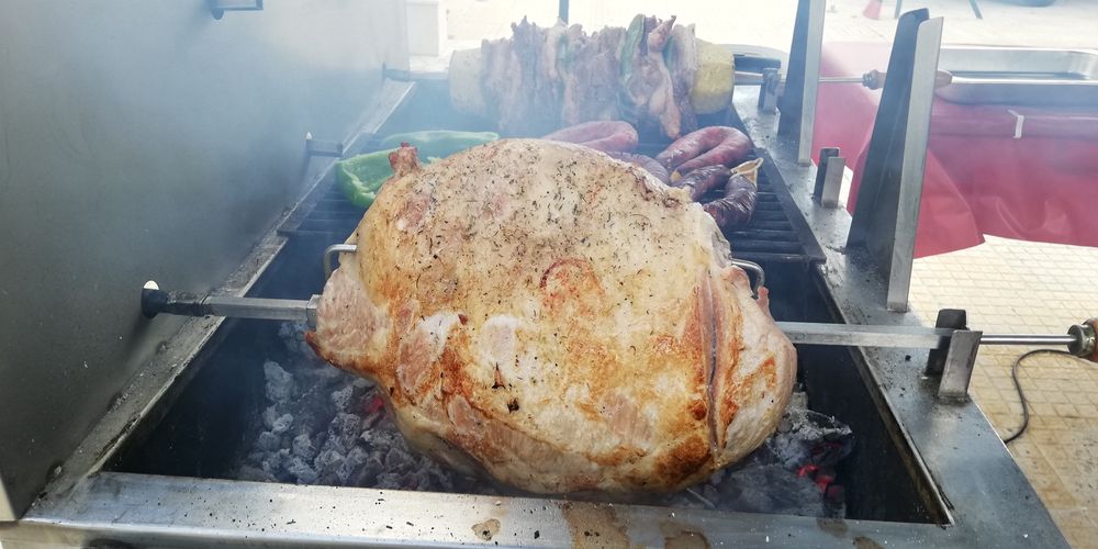 Porco no espeto e mega espetada mista