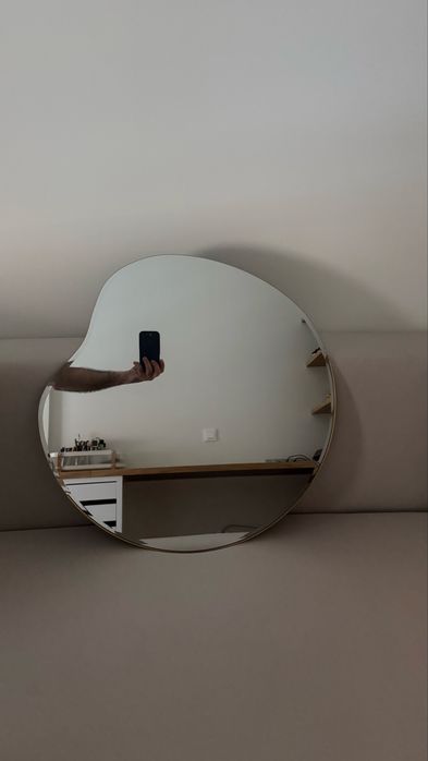 Espelho ireegular com rebordo dourado
