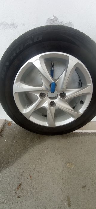 Jantes 15'' de Peugeot 208 com pneus