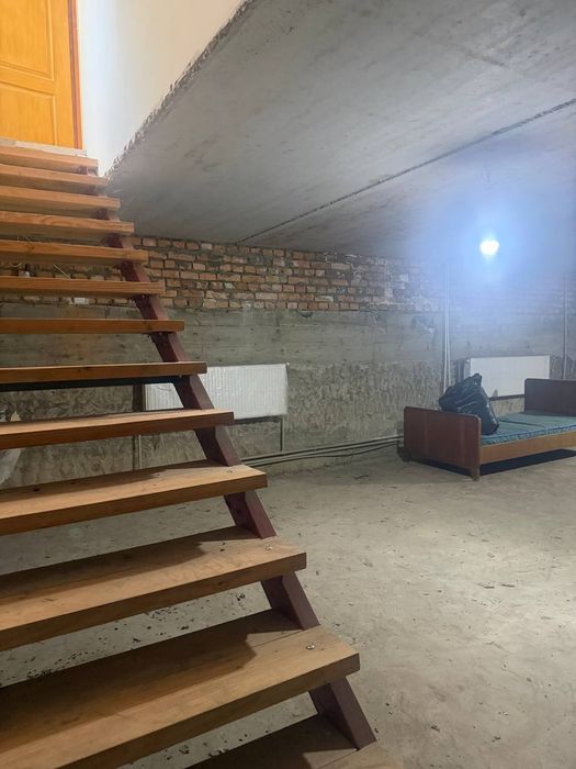 Продам цегляний 2 поверховий  будинок  в  селі  Оженин біля Острога.