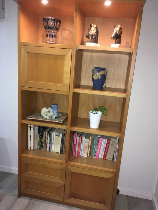 Estante em faia com iluminação