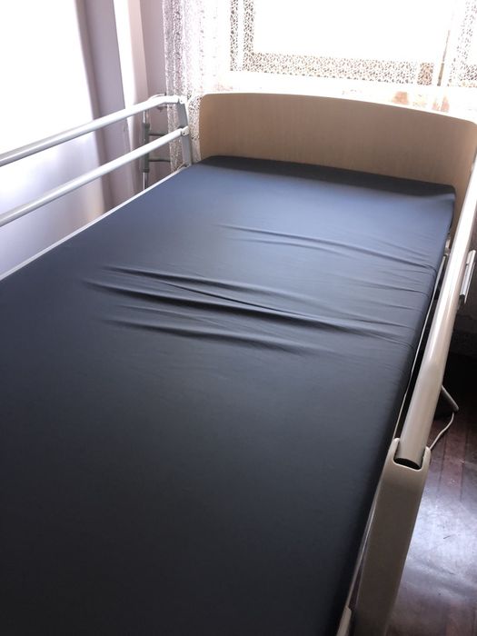 Cama articulada com comando