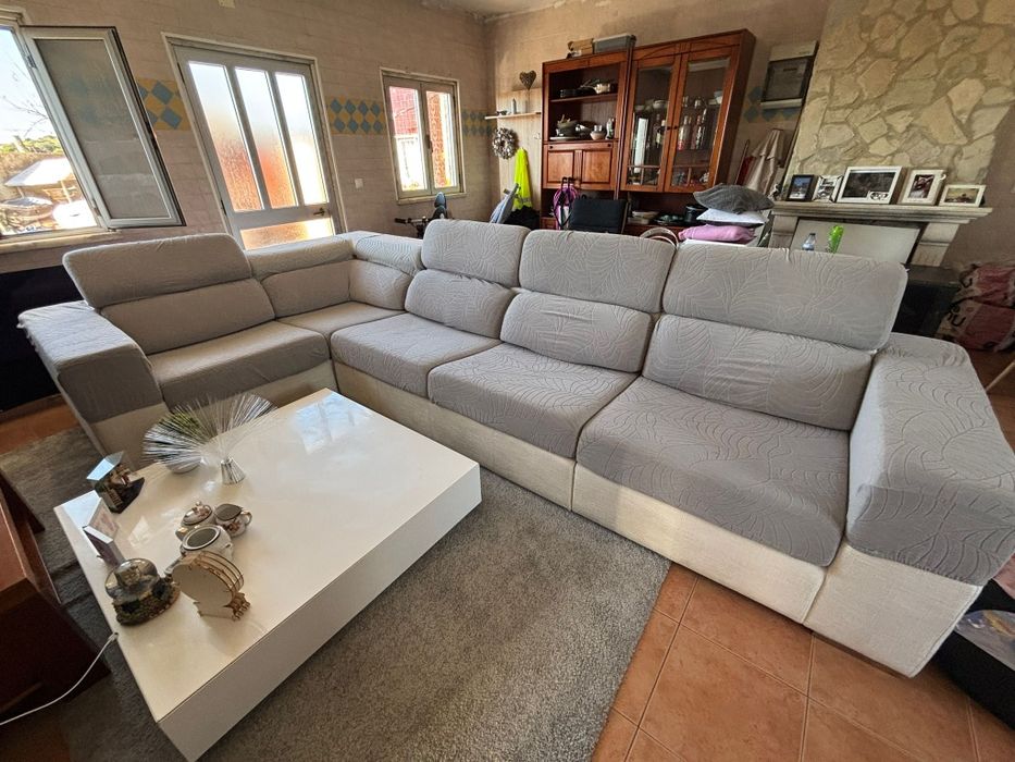 Sofá laskasas 5 lugares grande mais a mesa com gaveta