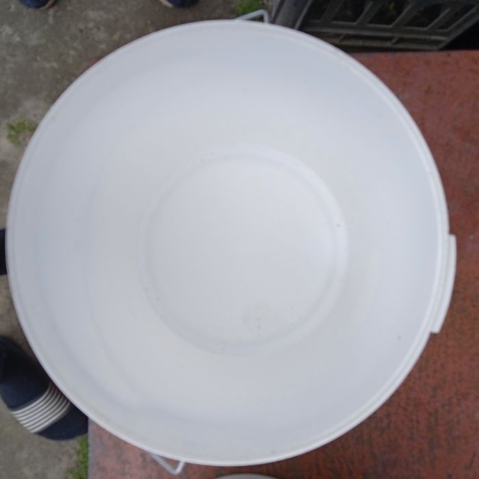 Відро. Ємкість. Посуда. Посудина. Пластик. Контейнер. Відро.