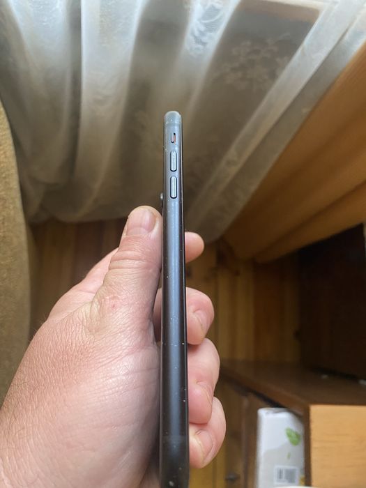 Продам iPhone XR 64GB Black (тріснута заднє скло)