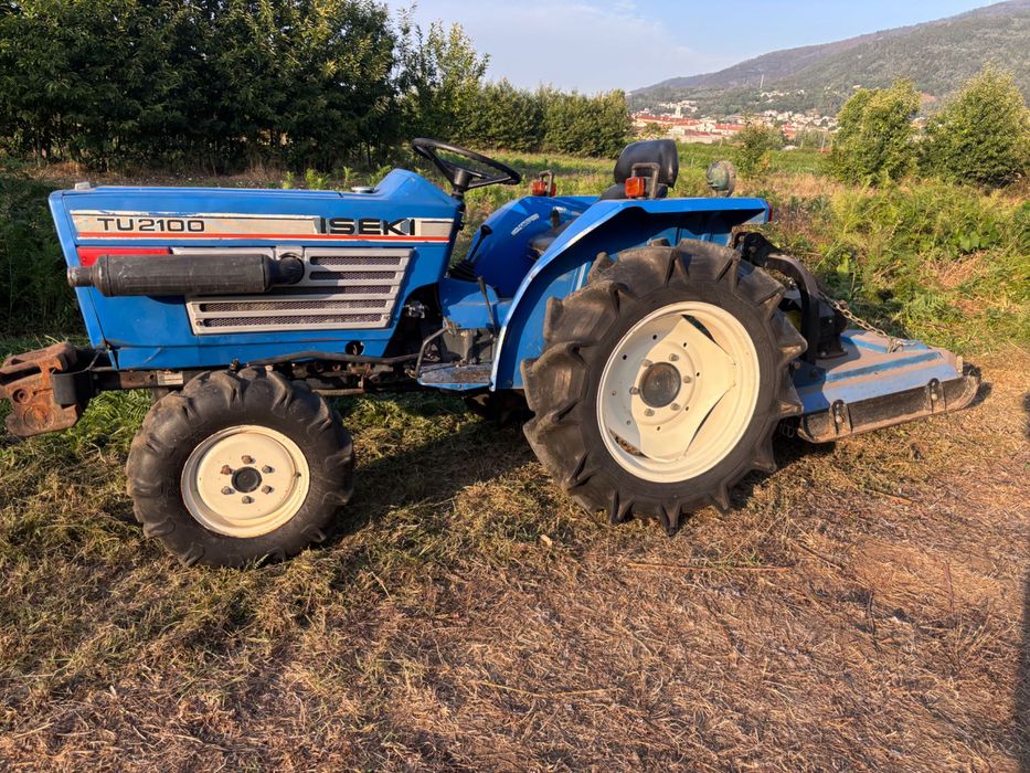 Trator iseki TU2100 4x4 com alfaias