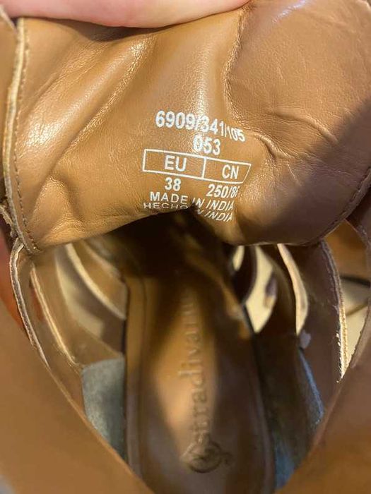 Botas castanhas de pele com atacadores