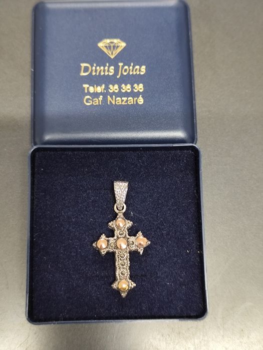 Cruz centenária de prata e ouro com 3 punções de lei.