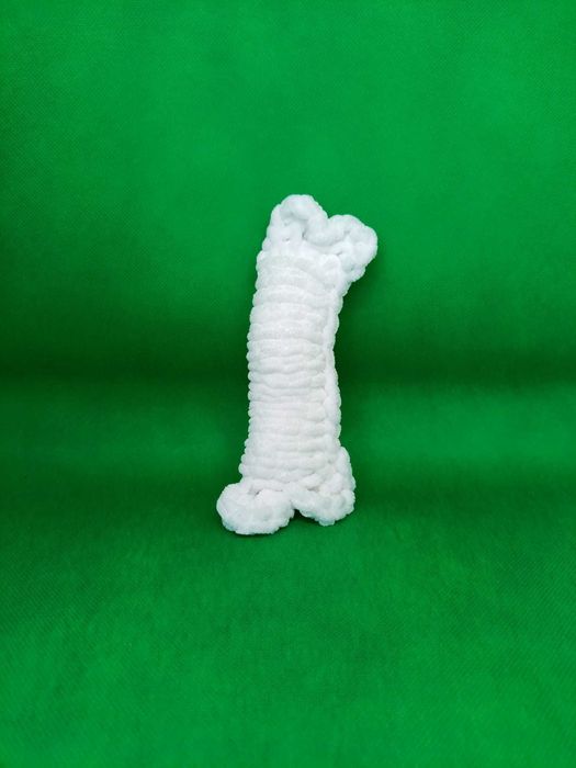 Mała kostka z włóczki bez wypełnienia długość 17 cm