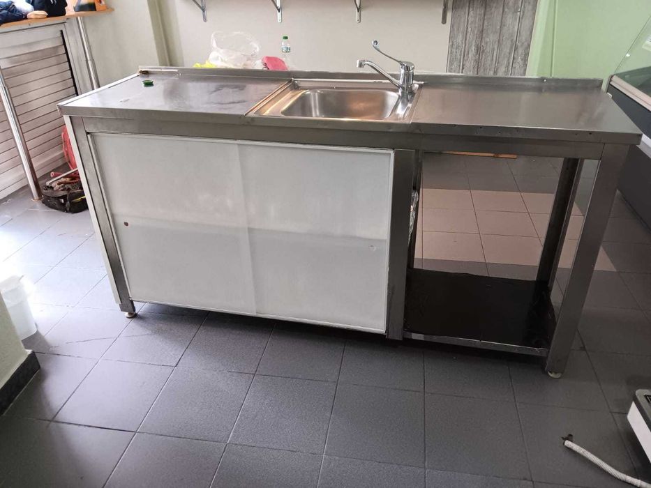 Equipamento de Cafetaria – Vitrine, Bancadas Inox e Máquinas