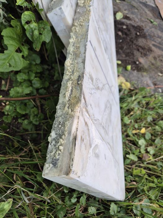 Parapety kamienne jasne białe