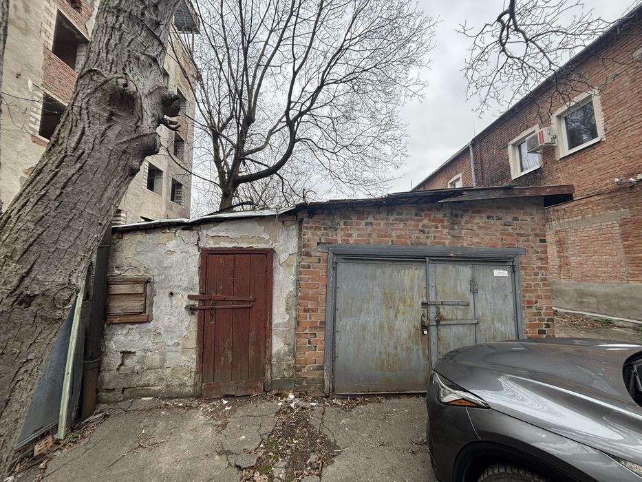 Продам  гараж біля ЦУМА 6*6м земля приватна власність