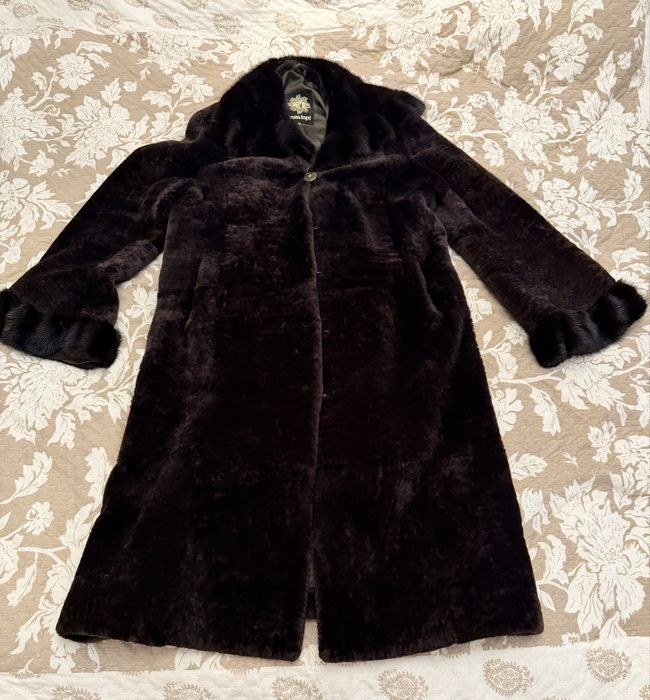 Продам женскую шубу бобер. На рукавах манжет норка. Воротник норка.