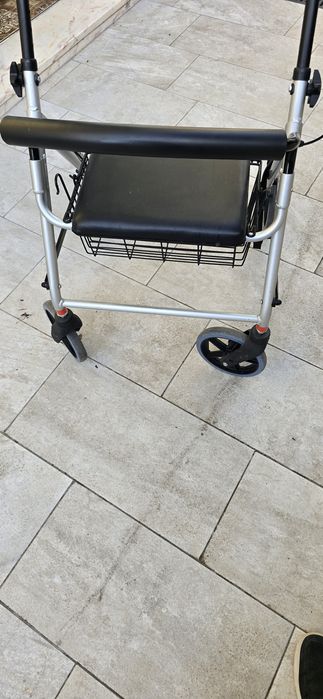 Andarilho usado  com banco e travão