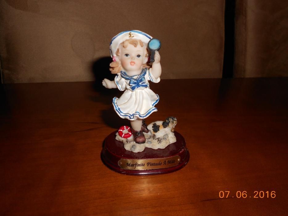 Bonecos em porcelana e madeira