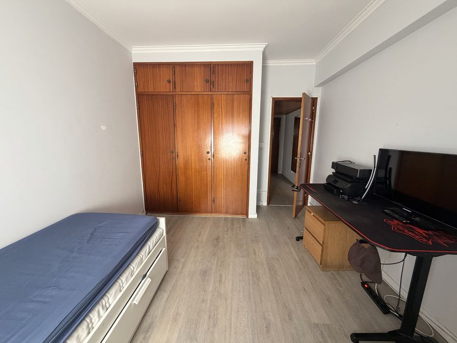 Alugo quarto 11m2 Rio de Mouro