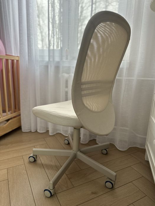 Beżowe krzesło obrotowe biurowe IKEA FLINTAN