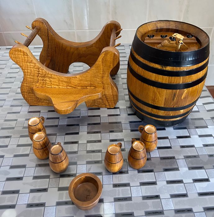 Pipo em madeira com suporte e copos