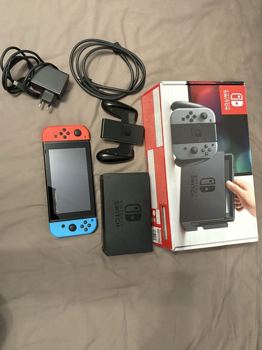 Nintendo Switch - Zestaw - Konsola, Dock, Joy-Con Grip, Zasilacz + Pudełko