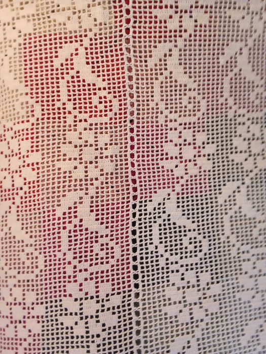 Colcha de crochê filé (também conhecida como renda filé ou crochê rendado