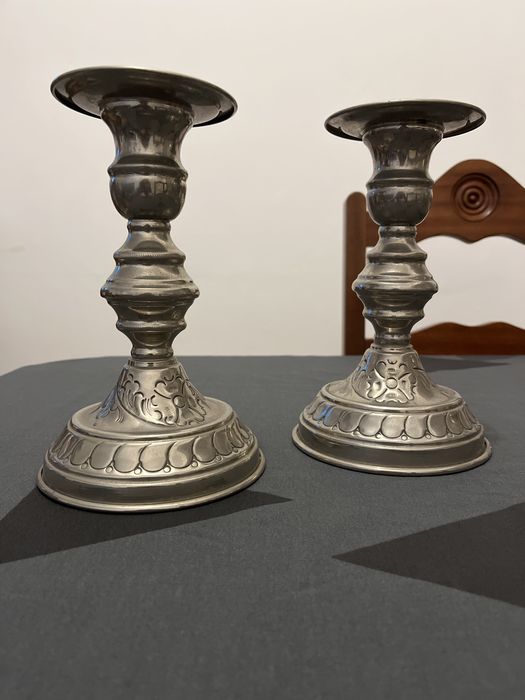 Dois castiçais em estanho