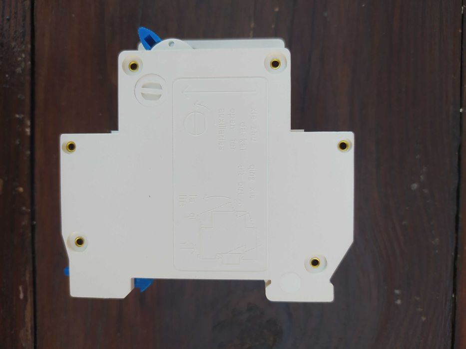 Автоматичний вимикач диференційного струму.