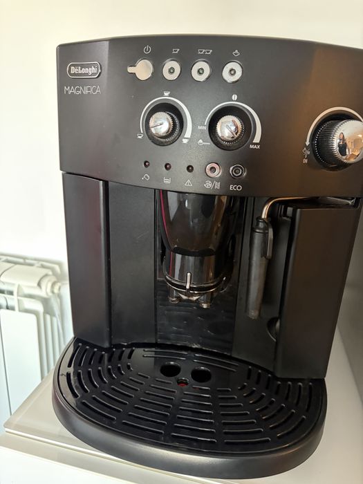Máquina de café Delonghi Magnifica