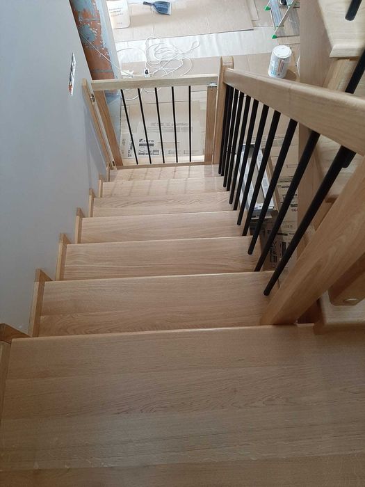Schody drewniane , balustrady, szybka realizacja .