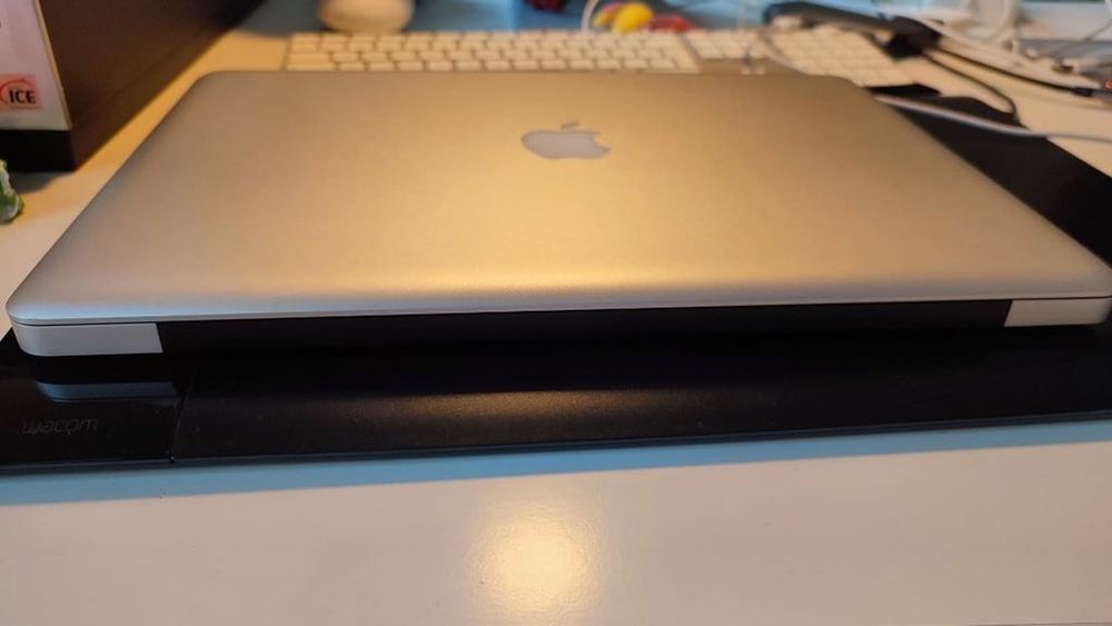 Macbook Pro 15,4" lekko uszkodzony A1286 bez dysku