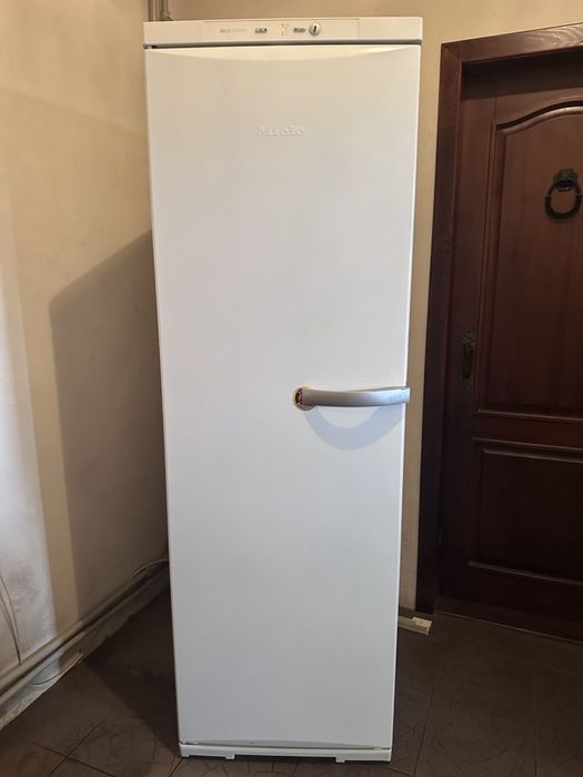Морозильна камера Miele
