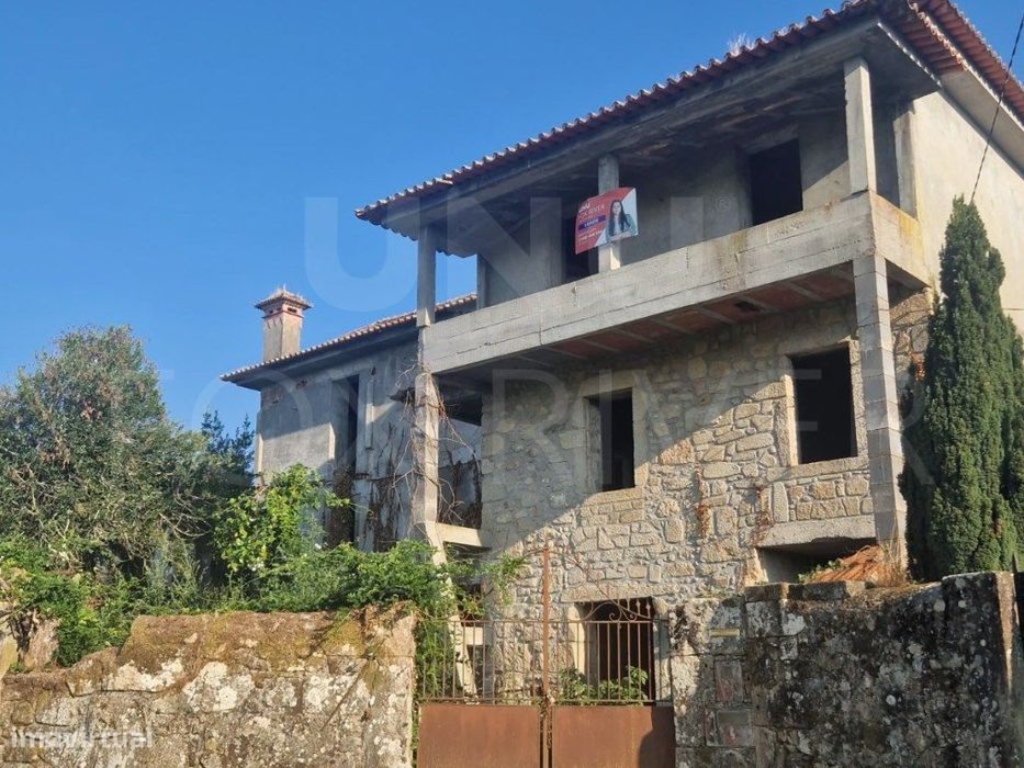 Moradia T4 em Fase de Reconstrução, Fontoura - Valença