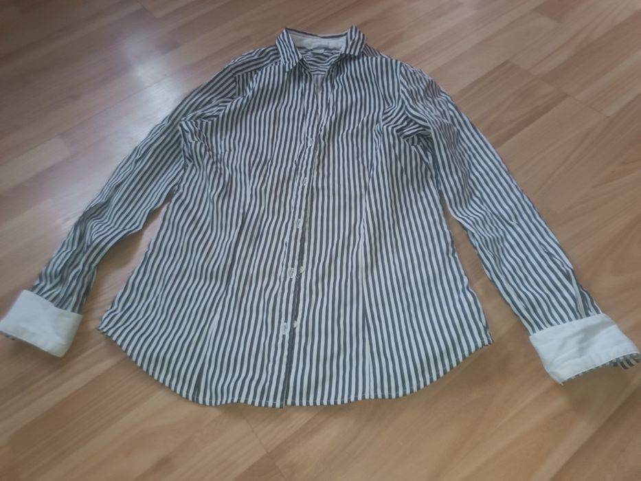 Жіноча сорочка в смужку.