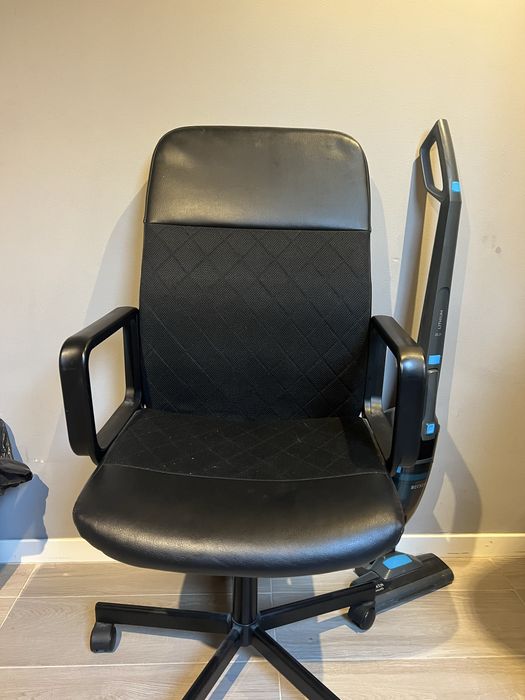 Cadeira preta do Ikeia usada